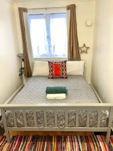 Posto letto in camera con finestra di Forsyth Court Apartment - Two bedroom a Dagenham