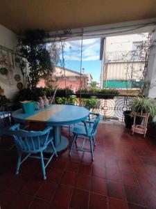 une table bleue et des chaises sur une terrasse dans l'établissement Le Vele, à Tortoreto Lido