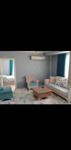 - un salon avec un canapé et une table basse dans l'établissement Egepar Rezidance Apart, à Buca