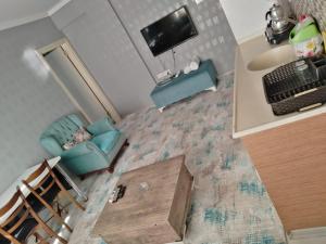 - un salon avec un canapé et une chaise dans l'établissement Egepar Rezidance Apart, à Buca