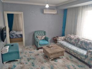 - un salon avec un canapé et une chaise dans l'établissement Egepar Rezidance Apart, à Buca