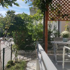 eine Veranda mit einem Tisch und einem Zaun in der Unterkunft Cosy home Lalëz Durrës in Mullini i Danit
