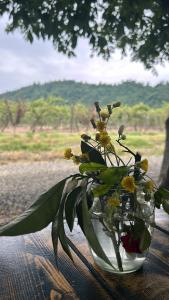un vaso di vetro pieno di fiori su un tavolo di A Frame Lankaran a Lankaran