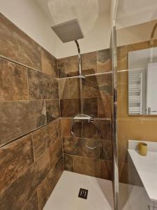 a bathroom with a shower and a sink at Appartement 2 Pièces proche mer calme dans villa in Antibes