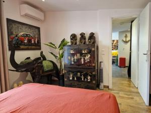 a room with a room with a bed and a room with a room at Appartement 2 Pièces proche mer calme dans villa in Antibes