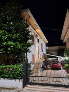 une maison avec une voiture garée devant elle dans l'établissement Le Vele, à Tortoreto Lido
