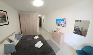 - une chambre avec un lit et un salon dans l'établissement Green Valley, à Żebbuġ