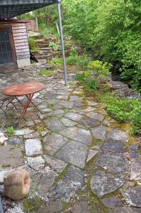 un patio de piedra con mesa y sombrilla en Ferienwohnung Lopes en Weilheim an der Teck
