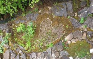 un camino de piedra con un corazón pintado en él en Ferienwohnung Lopes en Weilheim an der Teck