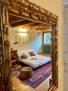 een slaapkamer met een bed, een tafel en een spiegel bij Romeos Cottage Public free parking 2 bedrooms in Verona