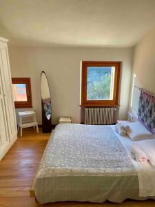 een slaapkamer met een groot bed en een spiegel bij Romeos Cottage Public free parking 2 bedrooms in Verona