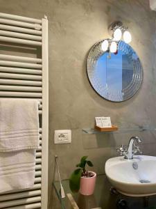 a bathroom with a sink and a mirror at Romeos Cottage Public free parking 2 bedrooms in Verona