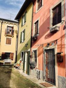 eine Gruppe von Gebäuden mit Türen und Fenstern in der Unterkunft Romeos Cottage Public free parking bike rental in Verona