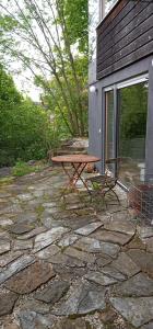 una mesa de picnic y una silla en un patio de piedra en Ferienwohnung Lopes en Weilheim an der Teck
