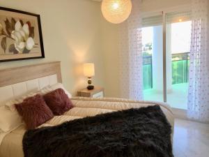 Postel nebo postele na pokoji v ubytování Apartamento de lujo con 2 dormitorios en Benidorm + 10 fotografií