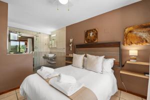 サウスブルームにあるSan Lameer Villa 10412 - 1 Bedroom Classic - 2 pax - San Lameer Rental Agencyの大きなベッドとバスルームのある寝室 +18枚の写真