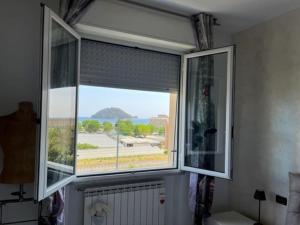 ein Fenster in einem Zimmer mit Aussicht in der Unterkunft Appartamento vista mare in Albenga