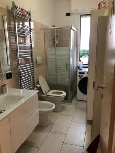 ein Bad mit einem WC, einem Waschbecken und einer Dusche in der Unterkunft Appartamento vista mare in Albenga