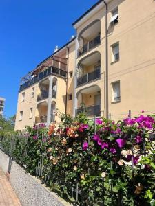 Ein Gebäude mit einem Blumenstrauß davor. in der Unterkunft Appartamento vista mare in Albenga