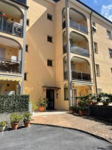 ein großes Apartmenthaus mit Topfpflanzen davor in der Unterkunft Appartamento vista mare in Albenga