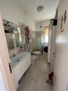 ein Bad mit einem Waschbecken und einem WC in der Unterkunft Appartamento vista mare in Albenga