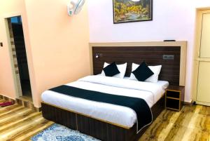 a bedroom with a large bed in a room at Goroomgo Hotel Paradise Inn Dharamshala With Luxury Mountain View Room and parking - Best Hotel in Dharamshala in Dharamshala