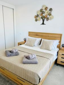 1 dormitorio con 1 cama grande y toallas. en Super con gran terraza y vistas, en Gran Alacant