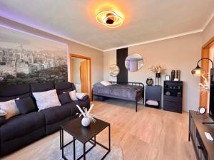 salon z kanapą i łóżkiem w obiekcie StayRoom Apartments I "U151" w Linzu