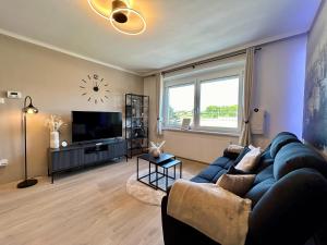 un soggiorno con divano e TV di StayRoom Apartments I "U151" a Linz
