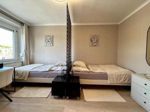 een slaapkamer met een bed, een bureau en een raam bij StayRoom Apartments I "U151" in Linz