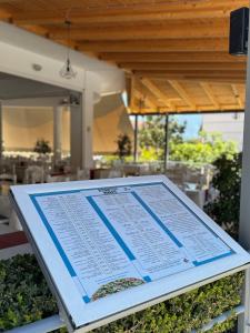 un affichage d'un menu sur une table dans l'établissement Vila Spiro, à Ksamil