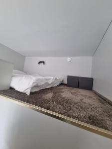 Habitación pequeña con cama en habitación en Central Vilnius studio - by Prime Rentals en Vilna