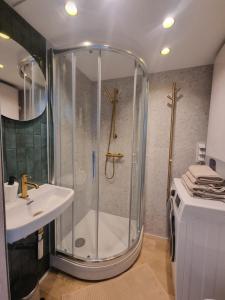 y baño con ducha y lavamanos. en Central Vilnius studio - by Prime Rentals en Vilna