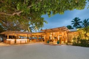 - une vue sur l'extérieur d'une villa avec un bâtiment dans l'établissement Sirru Fen Fushi Maldives, à Shaviyani Atoll