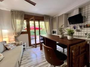 uma sala de estar com uma cozinha com uma mesa e um sofá em El Capricho de Salinas em Miengo