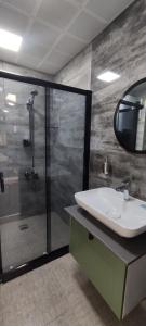 y baño con ducha, lavabo y espejo. en YOUR HOUSE Apart Otel, en Karaköprü Köyü