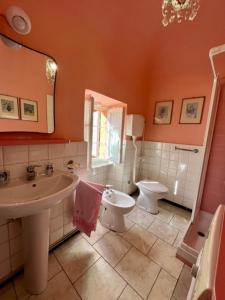 y baño con lavabo y aseo. en La villa nel bosco, en Strona