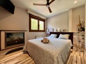 um quarto com uma cama e uma lareira em El Capricho de Salinas em Miengo
