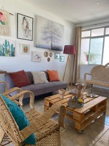 een woonkamer met een bank en een tafel bij Casa Campo Familiar in Calana