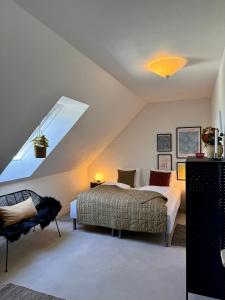 1 dormitorio con cama y ventana en Ellens Have, lejlighed Beate, en Ebeltoft