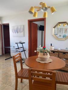 ein Esszimmer mit einem Tisch und 2 Stühlen in der Unterkunft Casa Campo Familiar in Calana