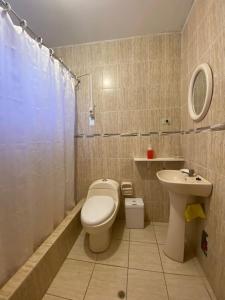 łazienka z toaletą i umywalką w obiekcie Casa Campo Familiar w mieście Calana