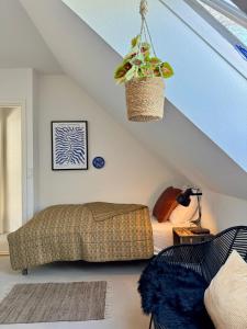 Ellens Have, lejlighed Beate في إيبلتوفت: غرفة نوم مع سرير وزرع في السقف