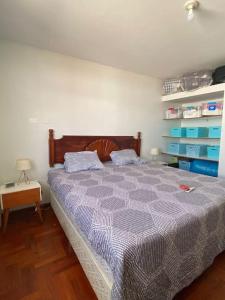 1 dormitorio con cama, mesa y estanterías en Casa Campo Familiar, en Calana