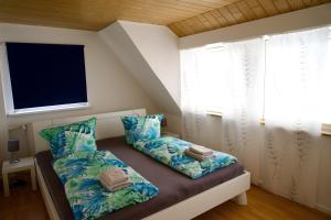 מיטה או מיטות בחדר ב-Gemütliches Haus mit großem traumhaften Garten