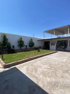 ein großes weißes Gebäude mit einem Hof davor in der Unterkunft Casa Campo Familiar in Calana