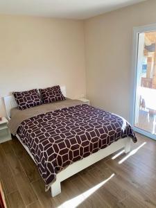 A bed or beds in a room at Vila GUŠT