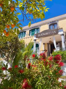 聖埃烏拉利亞的住宿－布埃納維斯塔套房酒店，前面有鲜花的建筑