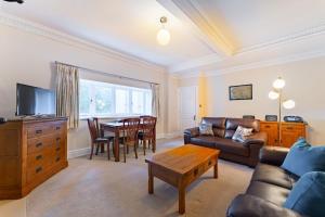 sala de estar con sofá y mesa en 6 Meadowcroft House, en Bowness-on-Windermere