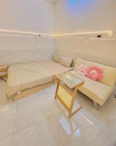 芽莊的住宿－Homestay Tuyết Trinh，带沙发、床和桌子的客房
